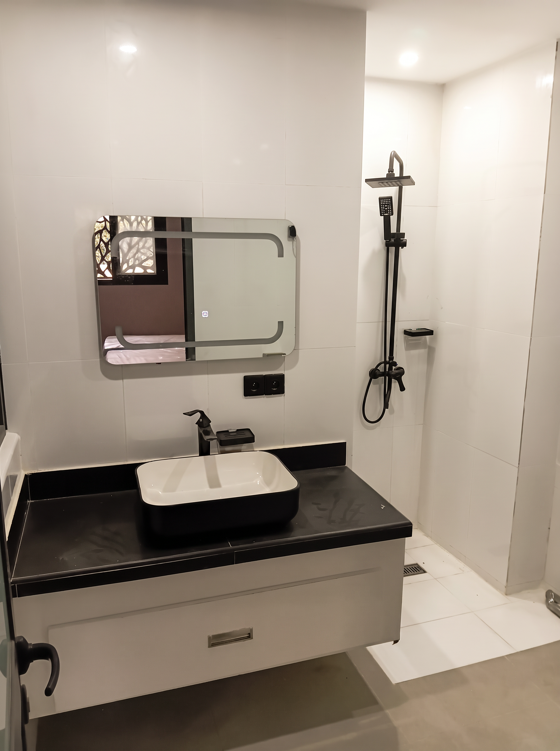 Salle d'eau privative contemporaine avec vasque rectangulaire, miroir rétroéclairé et douche à l'italienne noire et blanche